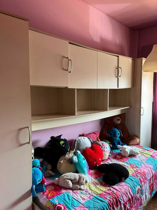Mobília de quarto: cama com gavetão, 2 armários e arrumação.