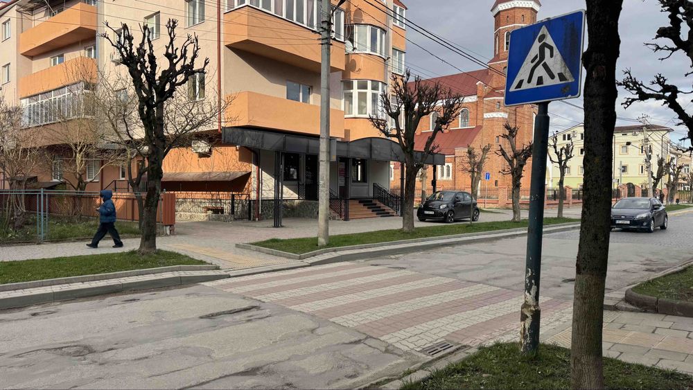 Здамо в оренду приміщення біля гімназіі 90 квм