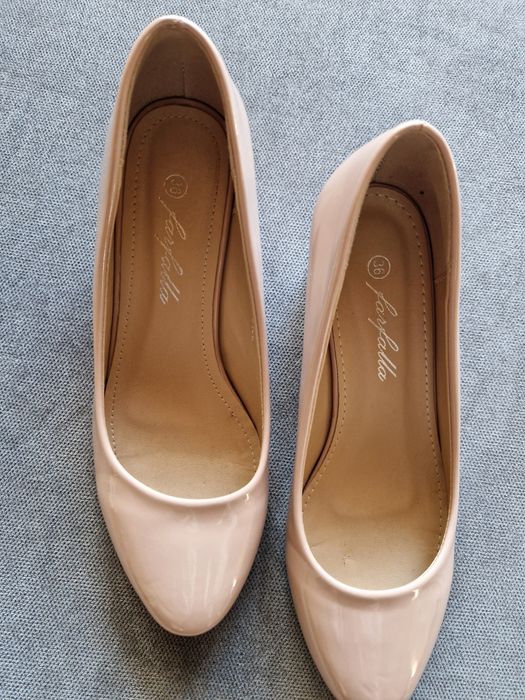 Buty beżowe na słupku 36