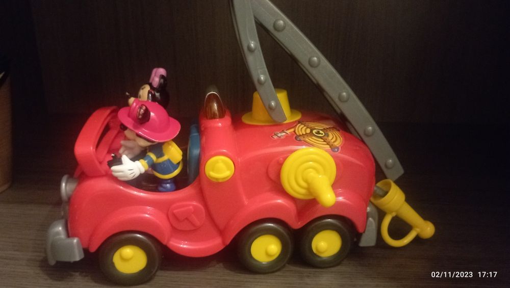 Carrinho dos bombeiros do Mickey com três figuras luzes e som