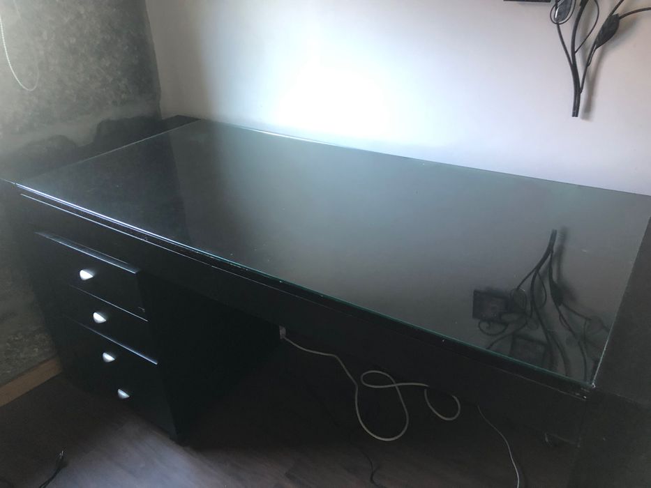 Secretária em laminado mogno com tampo de vidro