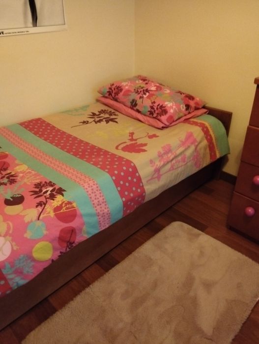 Cama e cómoda em cerejeira