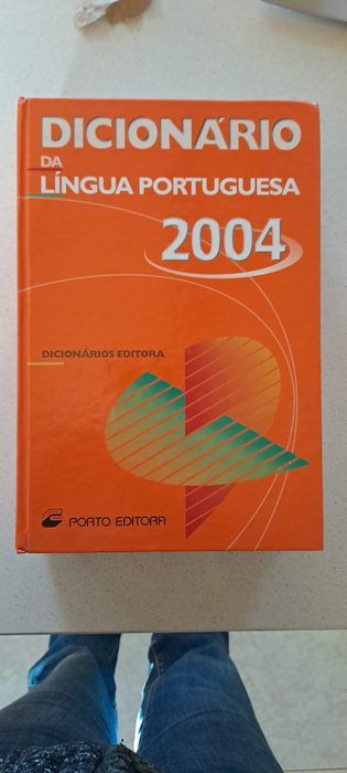 Dicionário de Língua Portuguesa com 1812 páginas, da Porto Editora.