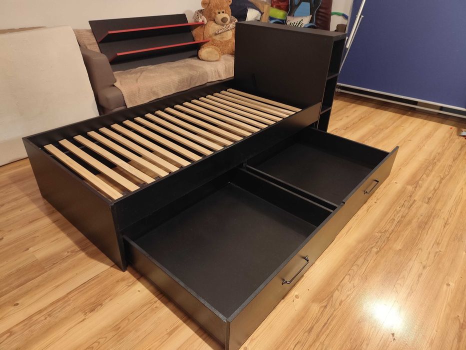 Łóżko młodzieżowe z szufladami i zagłówkiem na książki