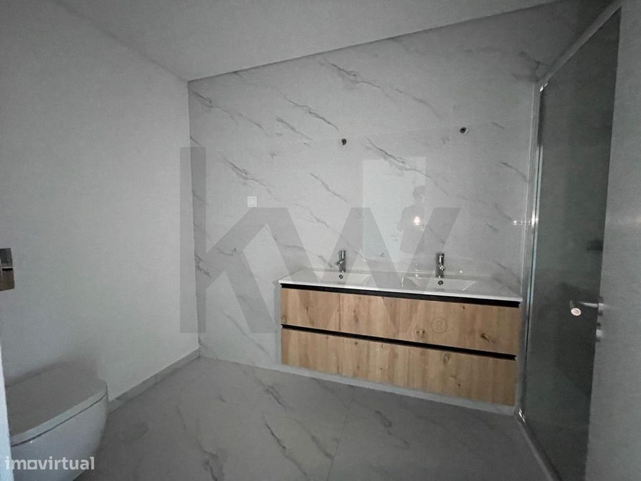 Apartamento T3 Caniço c/ jardim privativo e logradouro c/ vista mar