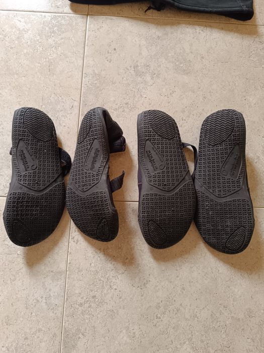 Lote dois pares sapatos de surf Tribord.