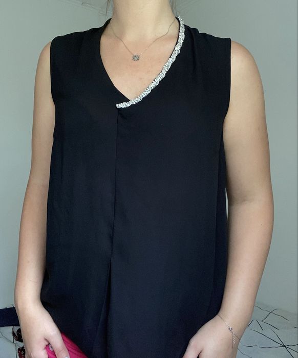 Czarna luźna lekka bluzka na lato bez rękawów