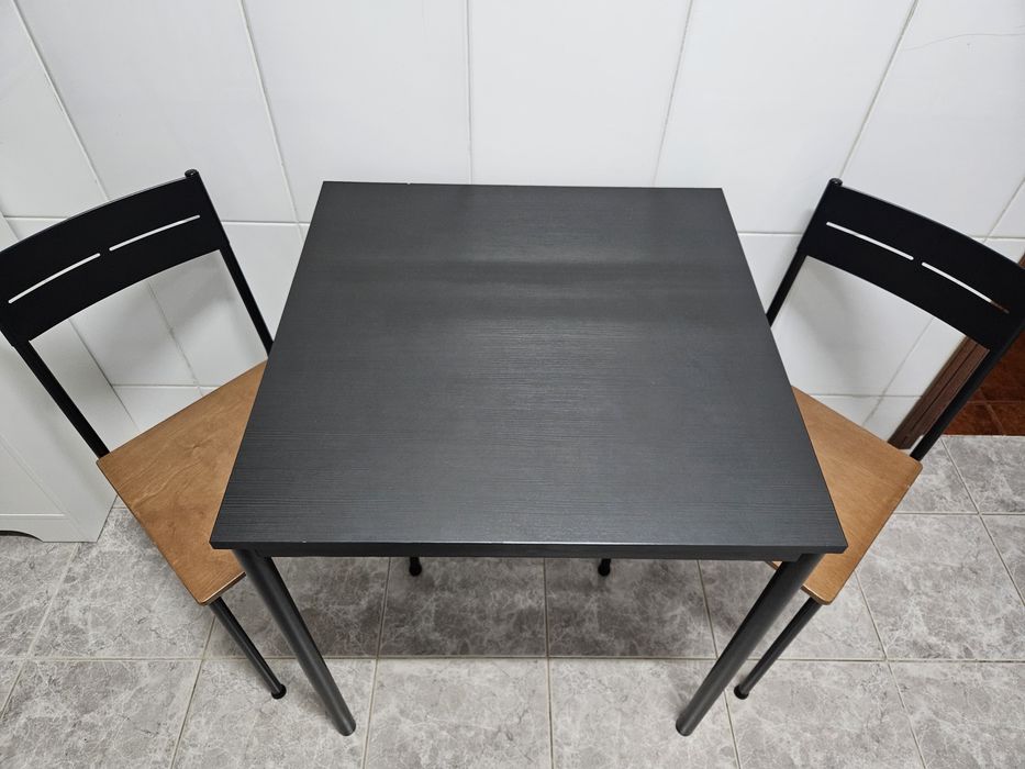 Mesa de cozinha 67x67 duas cadeiras  nova e em Excelente Estado