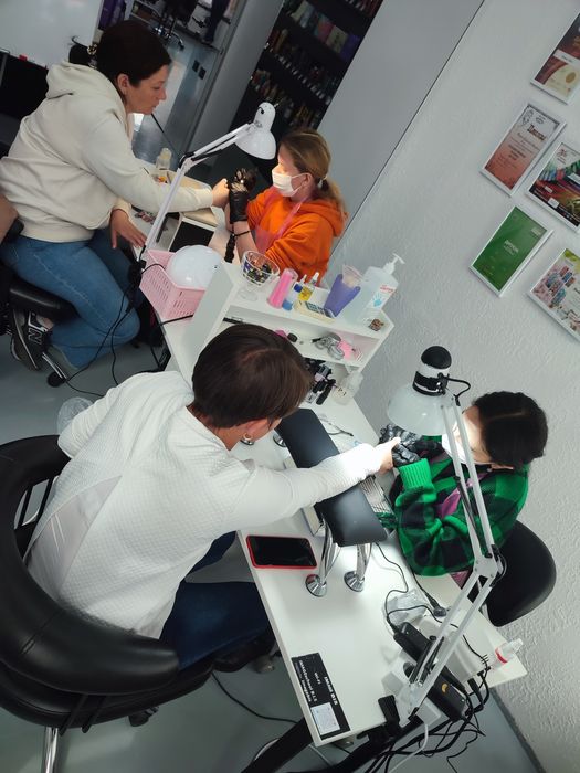 Курси манікюру Курсы маникюра  наращивание ногтей