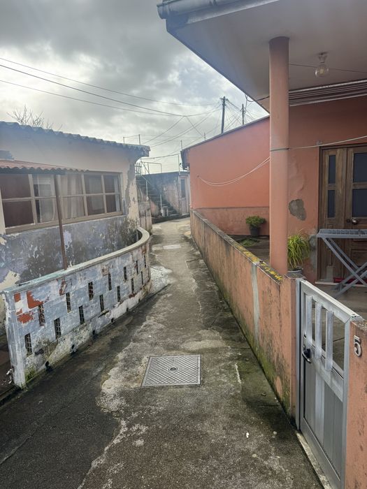 Moradia T2 com terreno 850 m2 a 900 mts da praia de lavadores