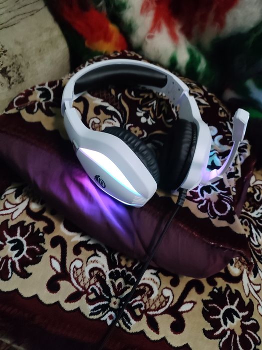 Продаються навушники.