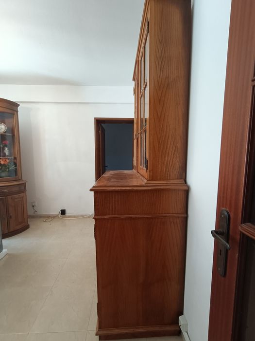 Móvel em madeira maciça