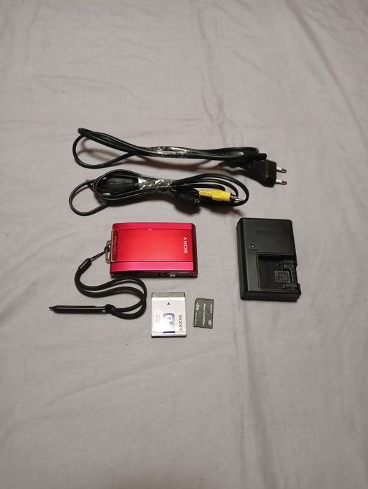 Фотоапарат Sony Cyber-Shot T300 цифровой в красном цвете.