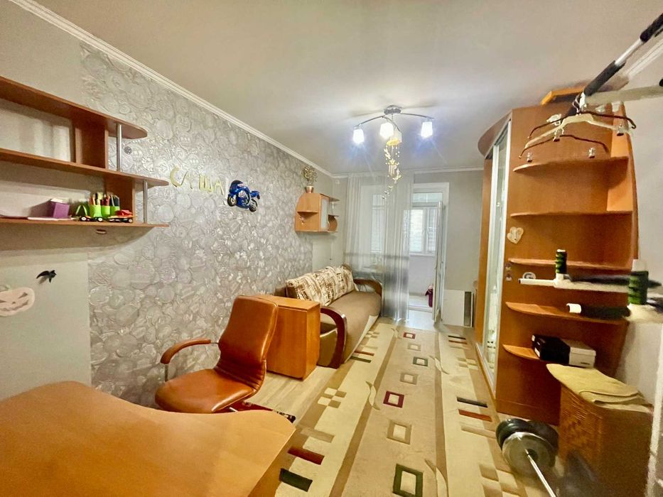 Продам великогабаритну трикімнатну квартиру. Центр. Закритий двір .