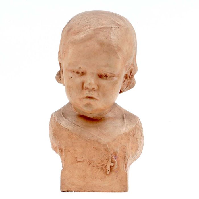 Escultura "Menina" de António Teixeira Lopes