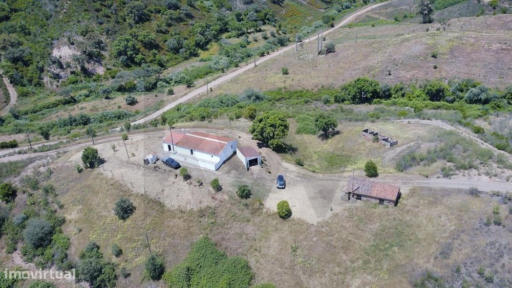 Casa de Campo Renovada com Terreno, Palheiro em Pedra e Charme Serrano
