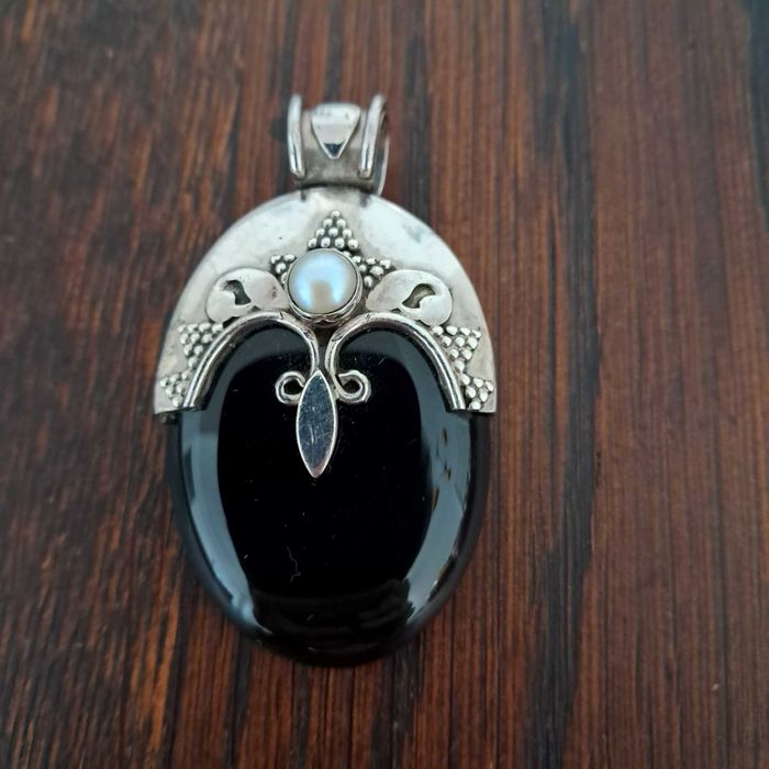 Vendo lindissimo pendente em prata pérola e onix