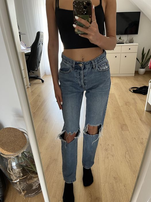 niebieskie spodnie dżinsowe mom jeans boyfriend z dziurami