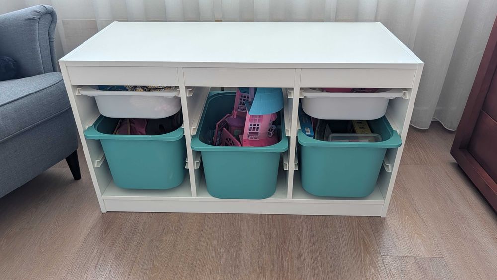 Estante Trofast IKEA com caixas