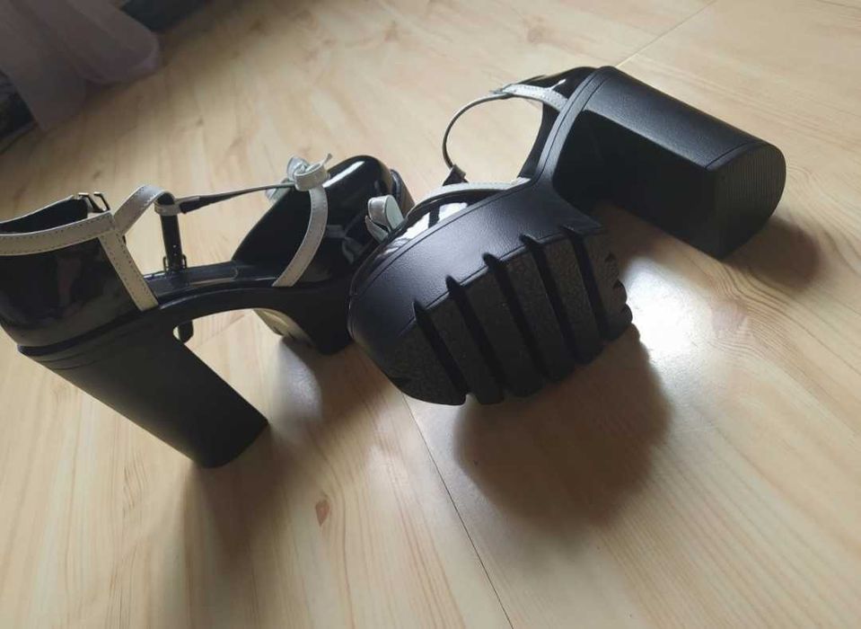 Buty na platformie i obcasie