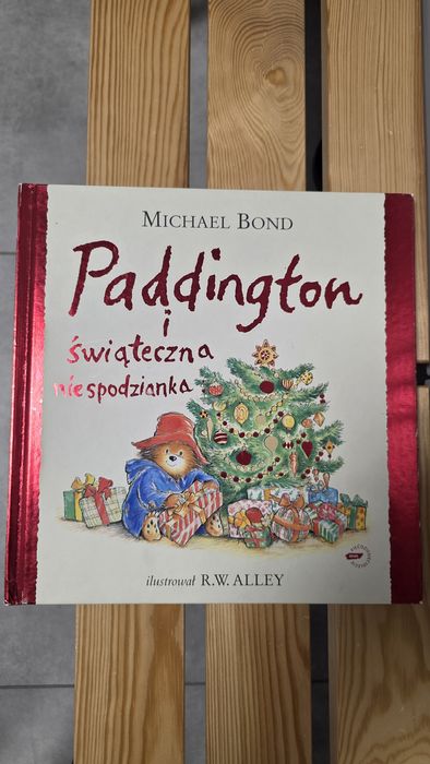 [1] Michael Bond "Paddington i świąteczna niespodzianka"