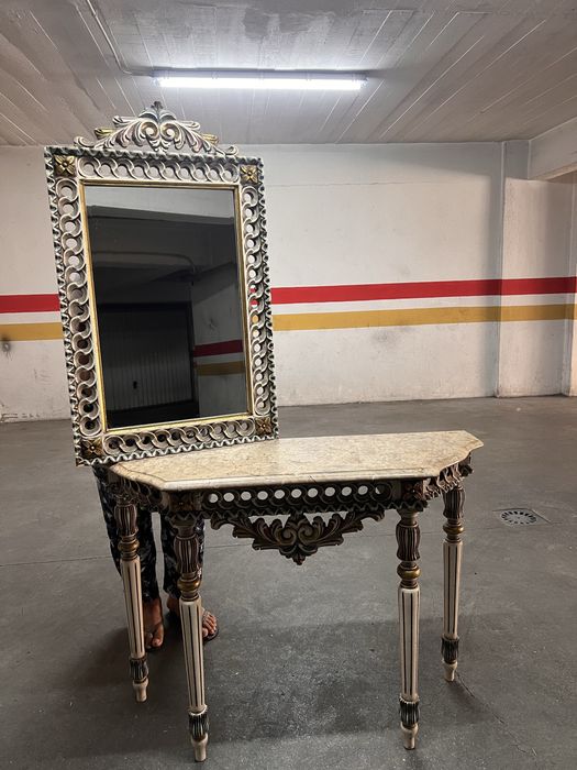 Credência com pedra marmore e espelho