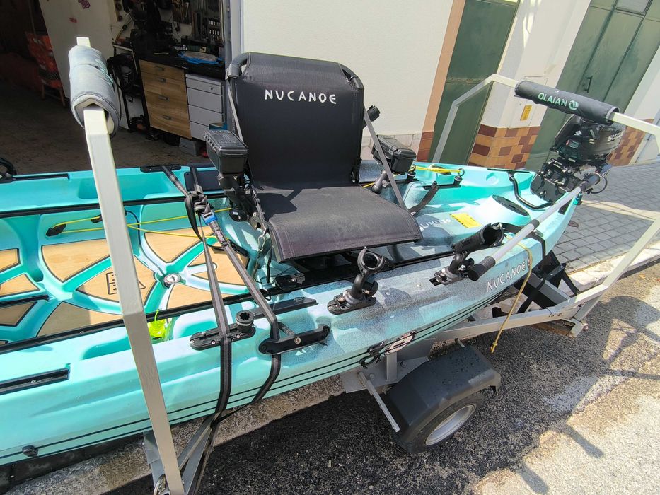 Kayak a motor a gasolina marca Nucanoe para pesca