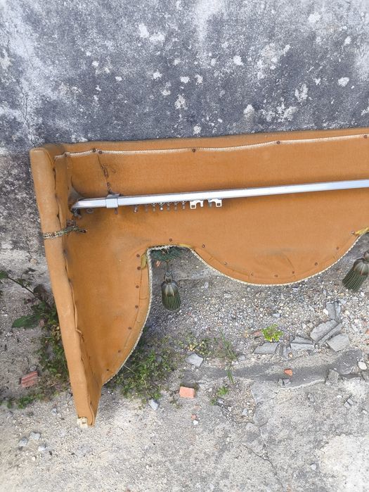 Sanefa clássica estofada em tom mostarda com borlas verdes