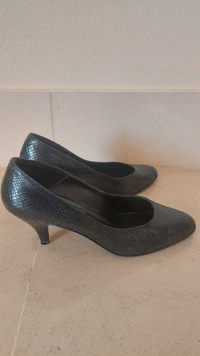 Sapatos pele lagarto pretos tamanho 38