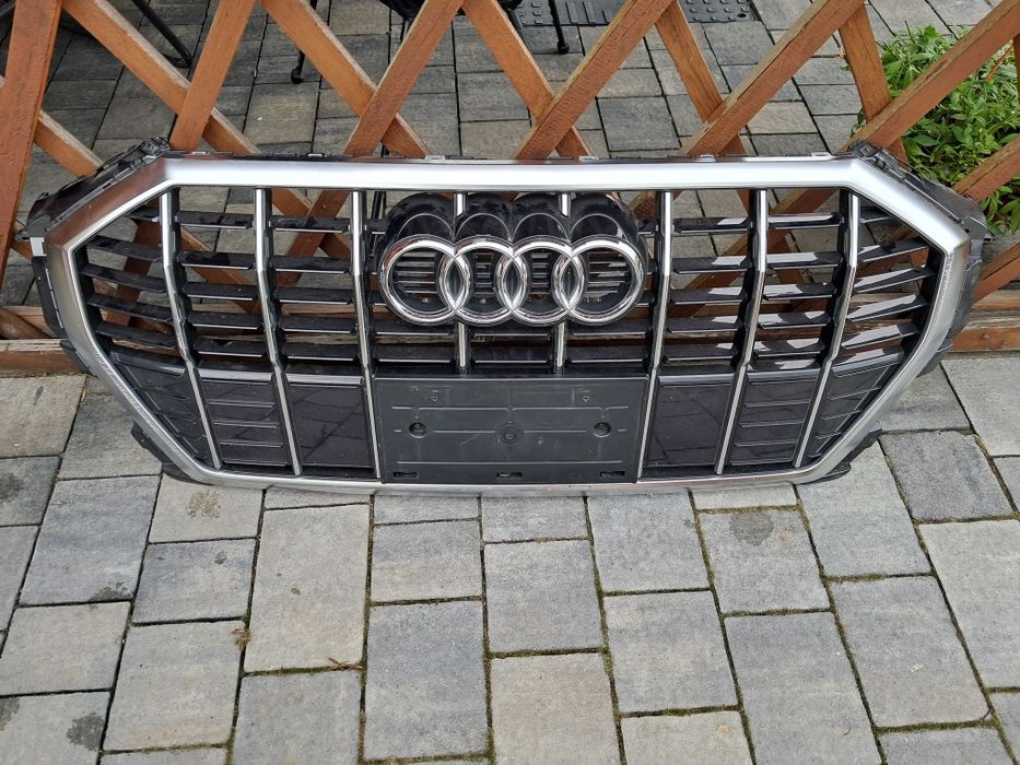 Grill / mocowanie  Audi Q3 83a