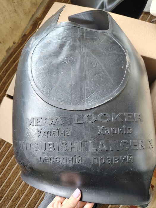 Підкрилки нові на Mitsubishi Lancer X