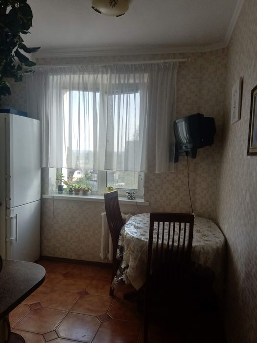 Здаю кімнату в трикімнатній квартирі .