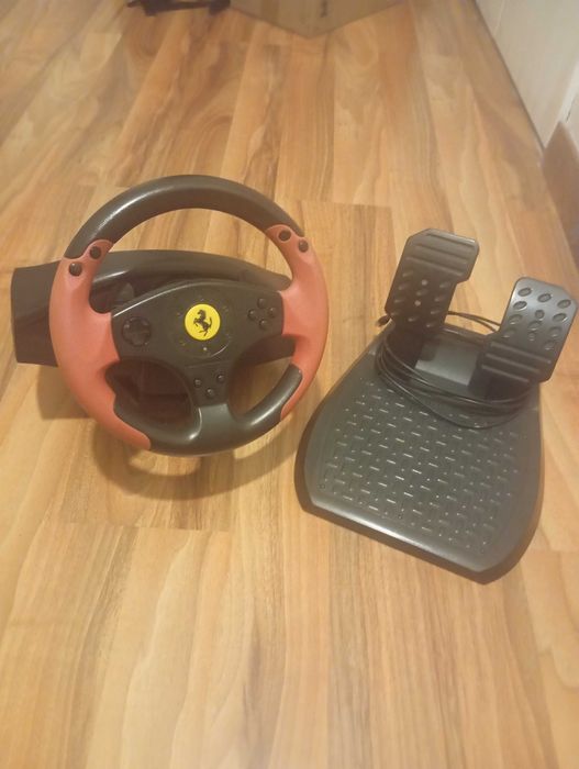 Volante Thrustmaster Ferrari Red Legend Edition + Pedais