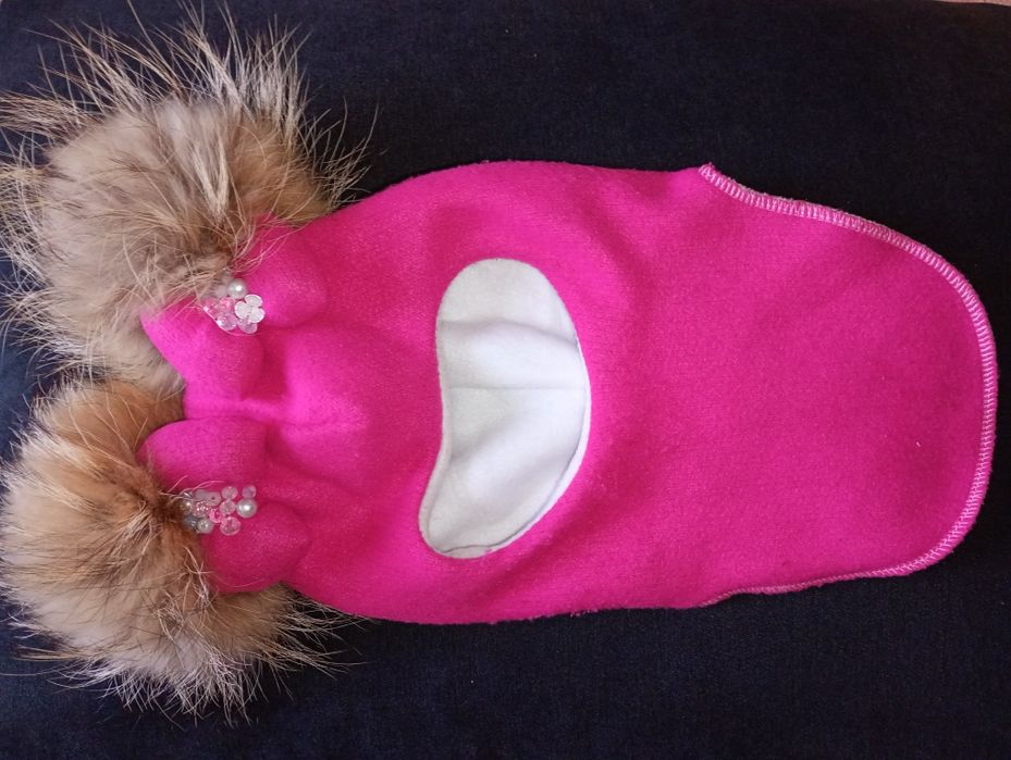 Шолом з пухкими бантиками і помпонами