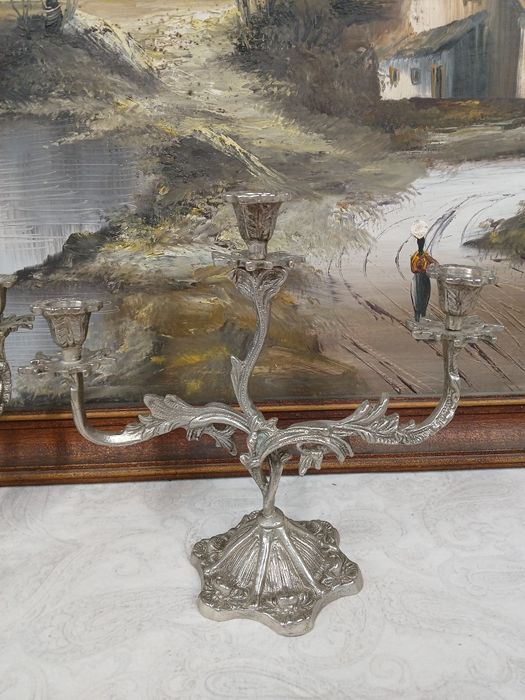 par candelabros metal prateado