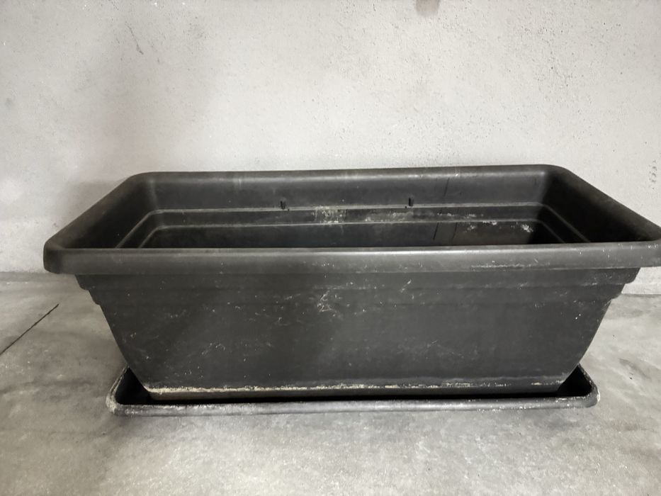 Floreira de plástico retangular  cinza com prato - 100cmx45cm