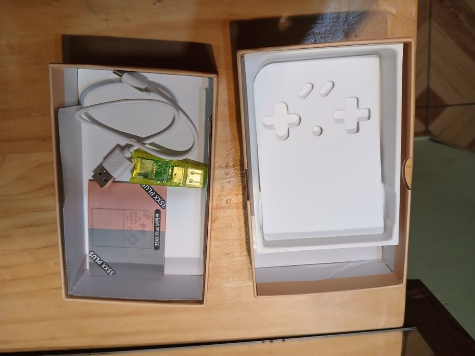 Anbernic Rg35xx Plus i dwie karty pamięci micro SD 64GB + 32GB