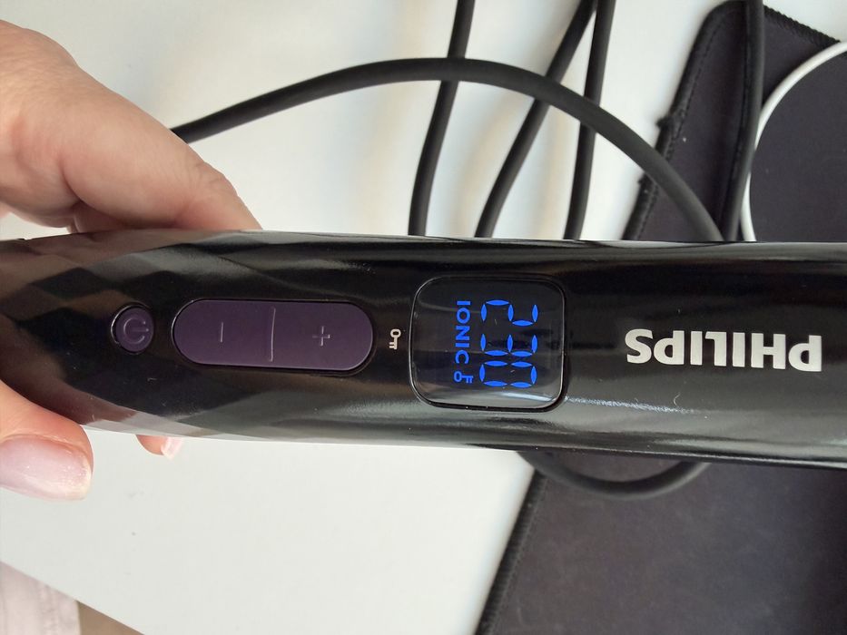 Випрямляч для волосся Philips з іонізацією та керамічними пластинами