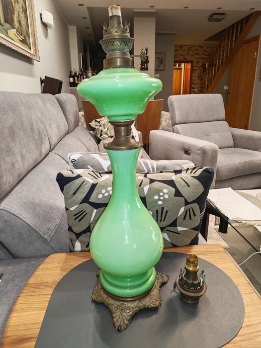 Lampa naftowa ze szkła opalowego