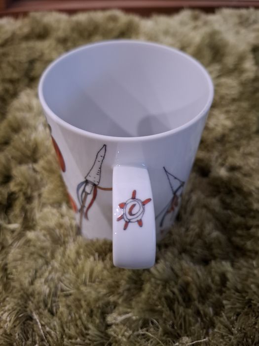 Caneca de porcelana da coleção Vimaranes da Vista Alegre. 
A coleção f