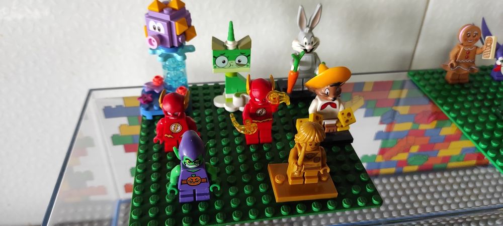 68 Minifiguras lego +  expositores.