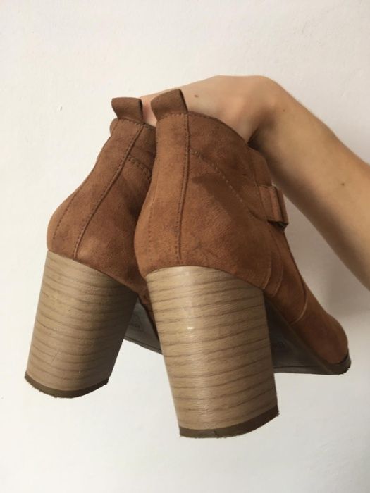 Brązowe botki na obcasie obcasy 39 Bershka zamszowe beżowe buty