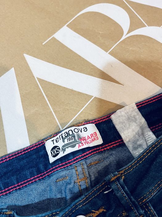 Granatowe jeansy damskie biodrowki terranova xxs