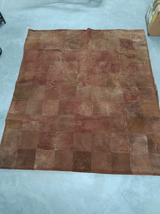 Tapete castanho em lã