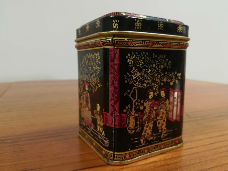 Orientalna puszka na  herbatę w gejsze