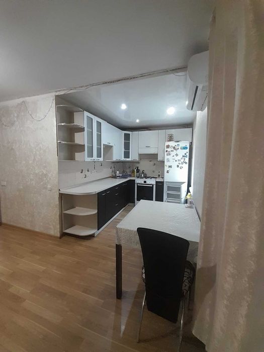 Продаж 2-кімнатної квартири з кухнею-студією, Металургів (213-378-413)