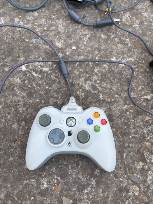 белый проводной контроллер Microsoft Xbox 360.