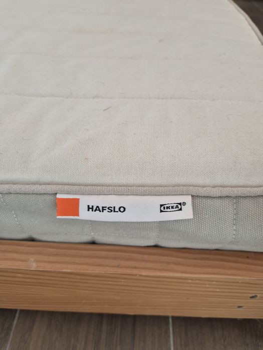 Cama estilo montessori com colchão