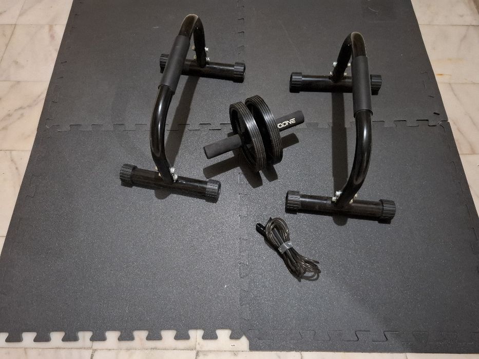 Barras paralelas, roda abdominal, tapete puzzle e corda de saltar