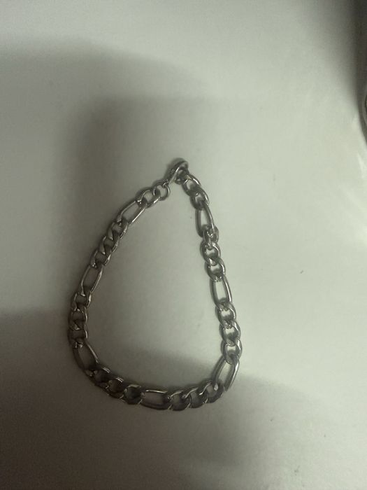 Pulseiras em Metal Prateado – 2 Modelos | Produto de Insolvência – 22€
